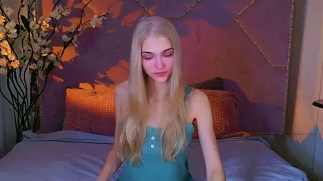 4example Chloe online show from October 14, 2025, 10:38 am