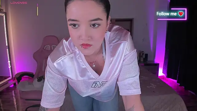 lunaarose online show from May 7, 2026, 3:33 am