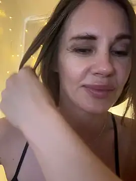 Snapshot of LucieMack chatting on June 23, 2026, 5:49 am LucieMack online show from June 23, 2026, 5:49 am