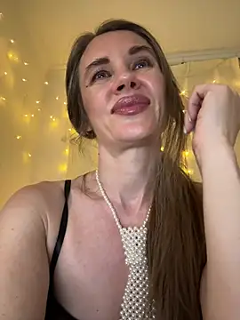 Snapshot of LucieMack chatting on July 8, 2026, 5:24 pm LucieMack online show from July 8, 2026, 5:24 pm