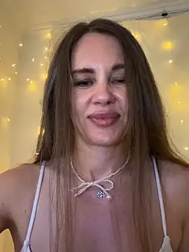 Snapshot of LucieMack chatting on July 1, 2026, 5:24 pm LucieMack online show from July 1, 2026, 5:24 pm