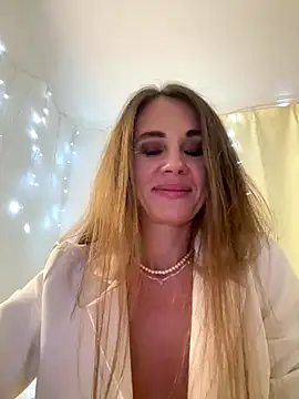 LucieMack online show from October 4, 2025, 7:48 pm