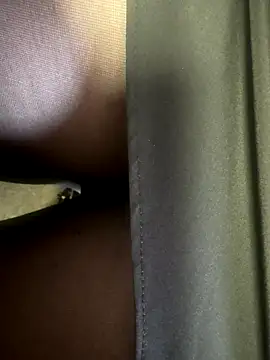 HiddenHoneyLDN online show from November 13, 2025, 11:58 am