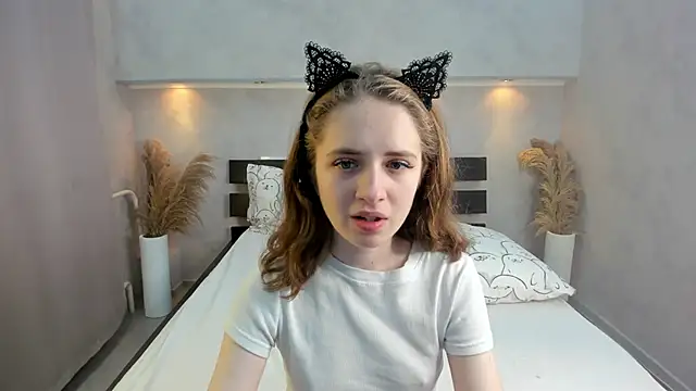 Camilla Kelly online show from October 13, 2025, 1:07 am