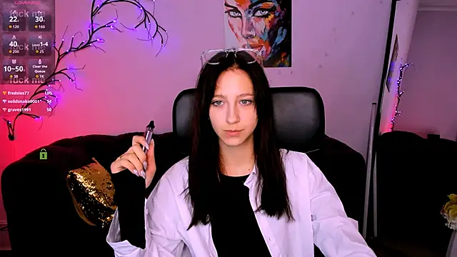 lau ra queen online show from December 15, 2025, 8:14 pm