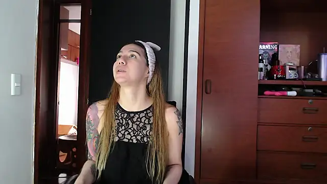 karlamoon23 online show from September 24, 2025, 8:48 pm