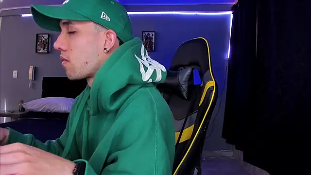 alexgiraldo   online show from October 15, 2025, 12:46 pm