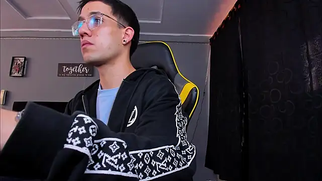 alexgiraldo   online show from October 25, 2025, 12:17 pm