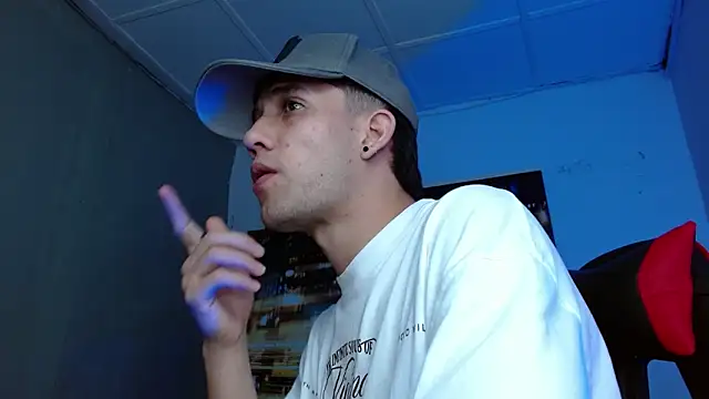 alexgiraldo   online show from May 16, 2026, 11:48 pm