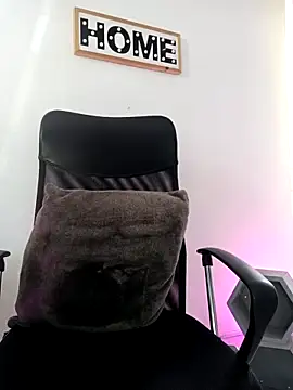 kim7  online show from September 22, 2025, 3:18 pm