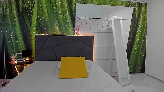 HollyTailors online show from July 31, 2026, 5:29 am