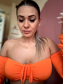 iSelena online show from October 13, 2025, 4:58 am