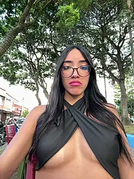 lissafeniix  online show from December 21, 2025, 9:37 pm