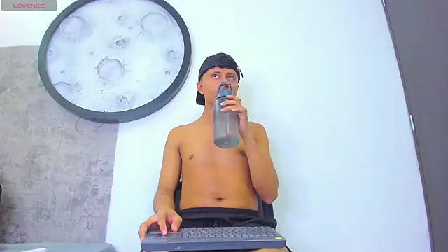 Snapshot of _Leohot_ chatting on March 21, 2026, 3:41 am Leohot online show from March 21, 2026, 3:41 am