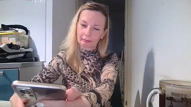 Snapshot of Sweetmurrr chatting on June 13, 2026, 1:36 am Sweetmurrr online show from June 13, 2026, 1:36 am