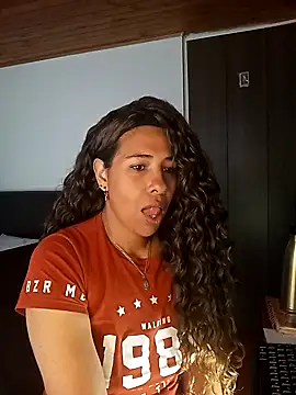 IVONNE COLLINS33 online show from November 3, 2025, 12:53 pm