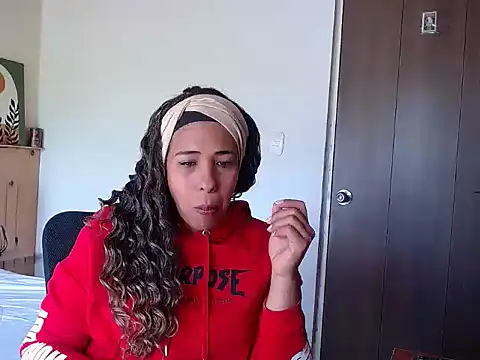 IVONNE COLLINS33 online show from September 23, 2025, 5:42 pm