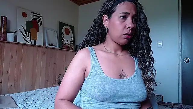 IVONNE COLLINS33 online show from October 5, 2025, 1:35 pm