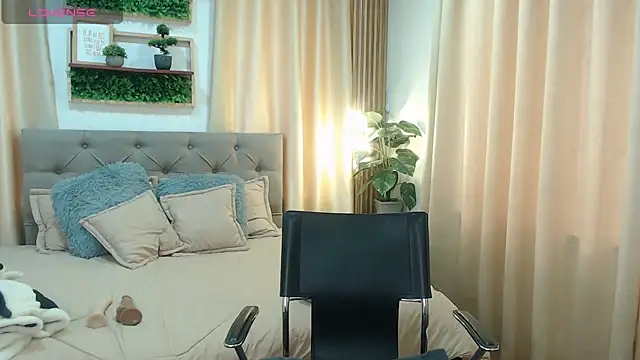 zohet kriss online show from October 16, 2025, 2:25 pm