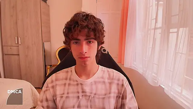 Nude Boy18 online show from September 28, 2025, 9:33 pm