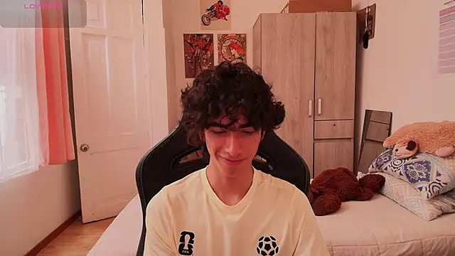 Nude Boy18 online show from April 25, 2026, 8:28 pm