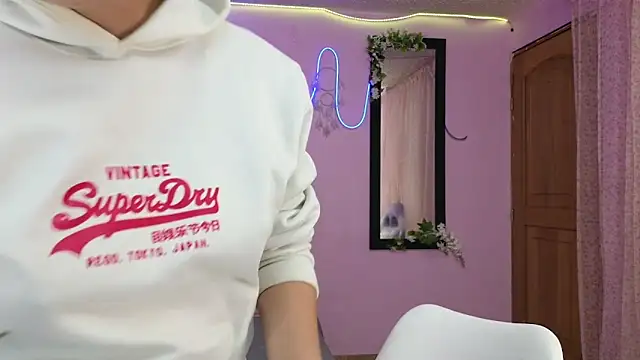 MiSofialeal online show from October 16, 2025, 7:33 pm