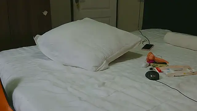 Petite Queenxx online show from September 11, 2025, 6:08 pm