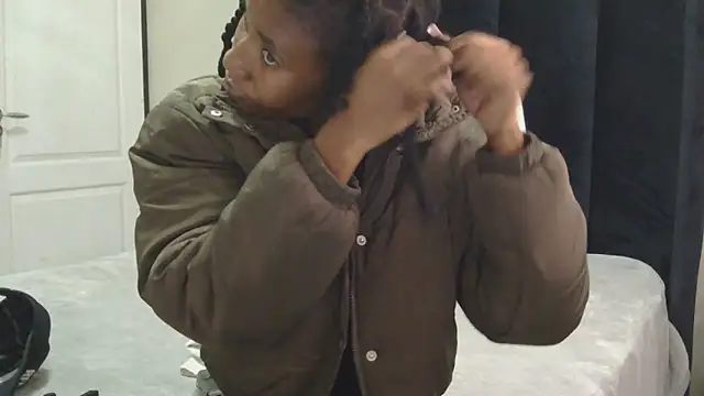 Petite Queenxx online show from September 25, 2025, 1:50 pm