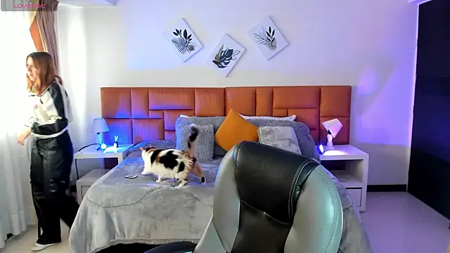 Catti Brie online show from November 10, 2025, 11:48 am