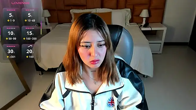 Catti Brie online show from October 6, 2025, 12:06 pm