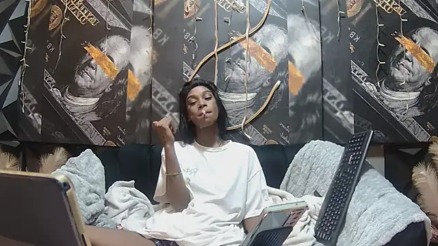 Lilmisbaddyxxx online show from August 5, 2026, 8:47 pm