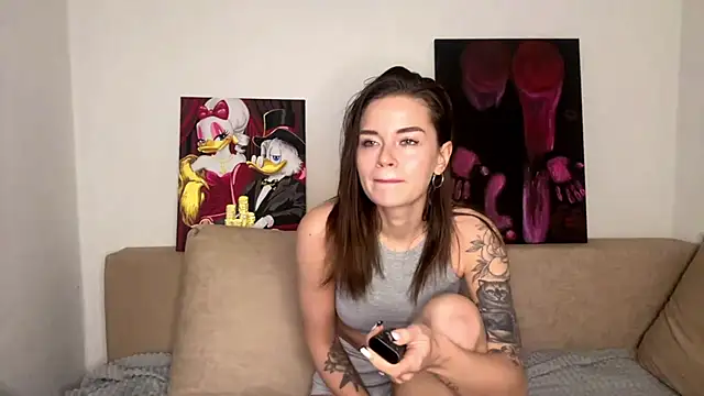 Petal Couple online show from December 16, 2025, 2:21 pm