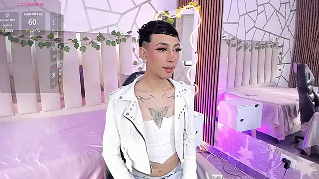 CYRUS TAY online show from June 19, 2026, 7:52 pm