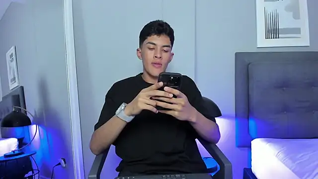 Tylerffoxx online show from November 6, 2025, 8:24 pm