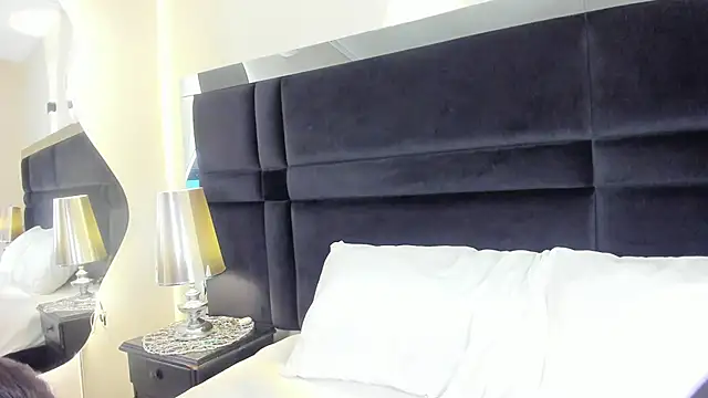 CarolineLee  online show from June 18, 2026, 10:37 pm