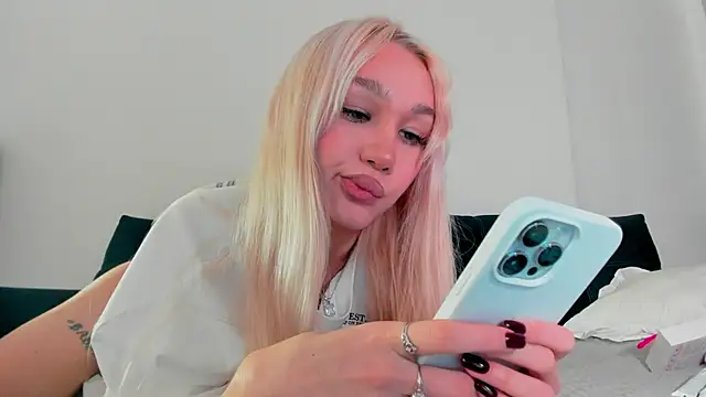 cuteleraay online show from September 22, 2025, 8:37 pm