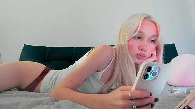 cuteleraay online show from September 17, 2025, 8:33 pm