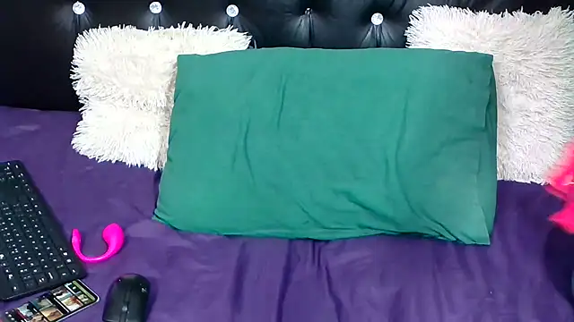 Snapshot of Wild_RoseXX chatting on September 23, 2025, 5:53 pm Wild RoseXX online show from September 23, 2025, 5:53 pm