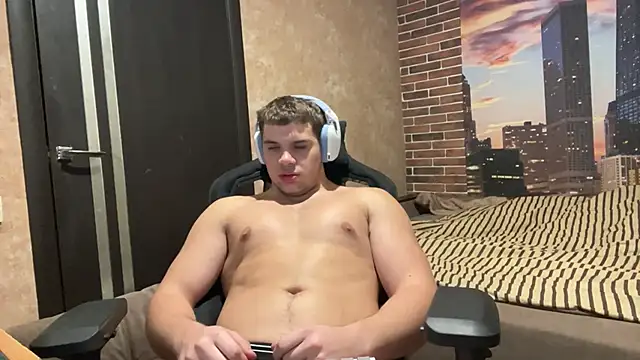 MusclePhantom online show from November 17, 2025, 9:30 pm