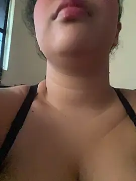 Snapshot of LunaRosse_ chatting on August 5, 2026, 8:47 pm LunaRosse online show from August 5, 2026, 8:47 pm