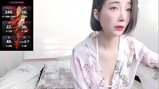 Snapshot of YIWA-2000 chatting on February 8, 2026, 12:14 pm YIWA-2000 online show from February 8, 2026, 12:14 pm