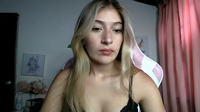 SophiaaLee online show from May 8, 2026, 8:34 pm