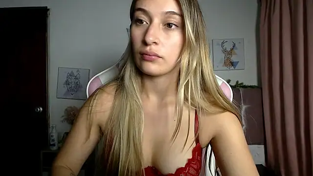 SophiaaLee online show from May 6, 2026, 12:25 am
