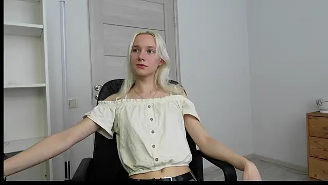 Laura Chaplin online show from September 14, 2025, 12:27 pm