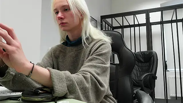 Laura Chaplin online show from September 30, 2025, 1:39 pm