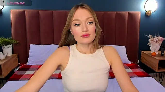 EvelynPoole online show from December 19, 2025, 1:42 am