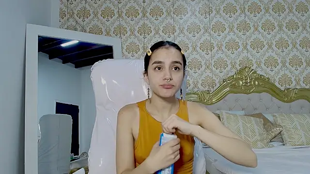 JessB  online show from October 6, 2025, 5:57 pm