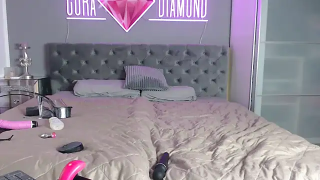 CoraDiamond online show from September 19, 2025, 10:30 am