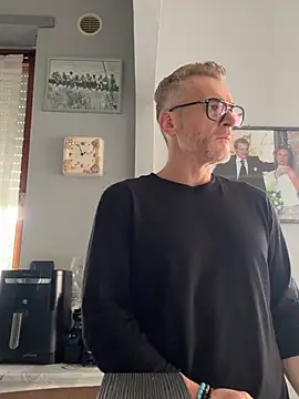 Axl hot online show from March 6, 2026, 1:06 pm