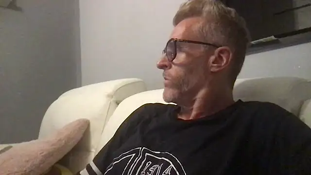 Axl hot online show from June 25, 2026, 9:09 pm